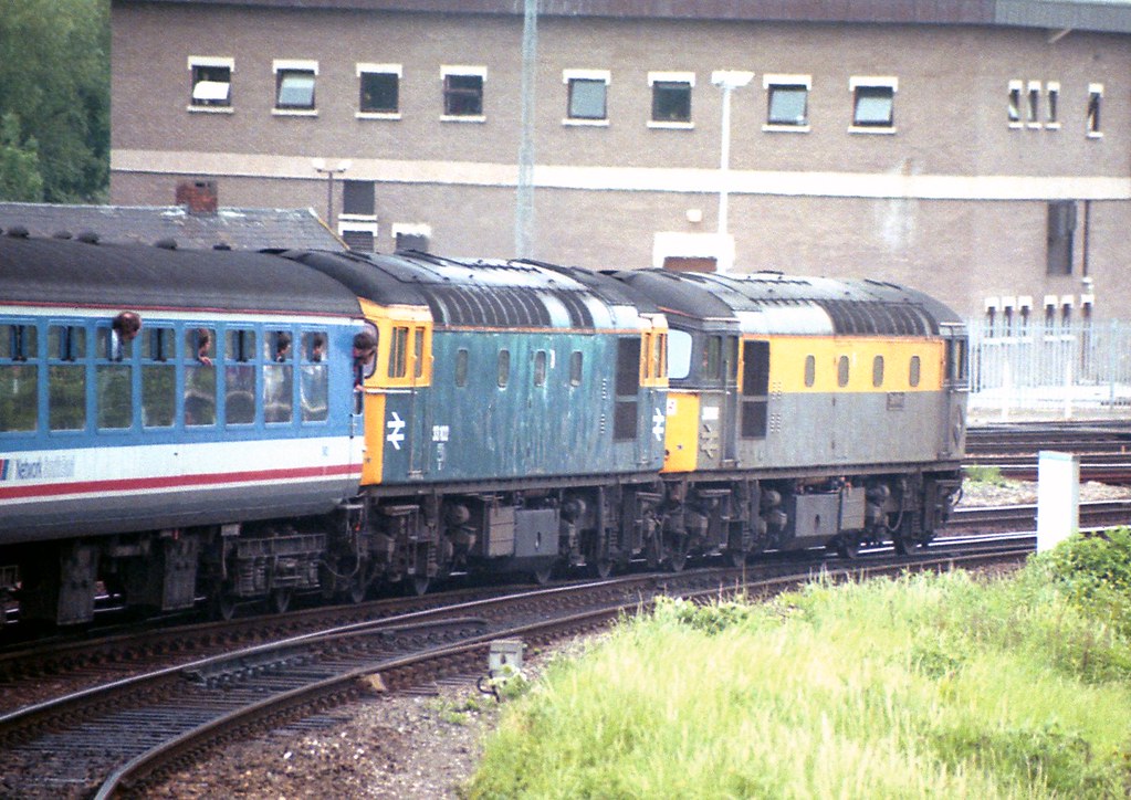 33 102 and 33 002 Sea King round the curve from Central into Exeter St Davids 240592